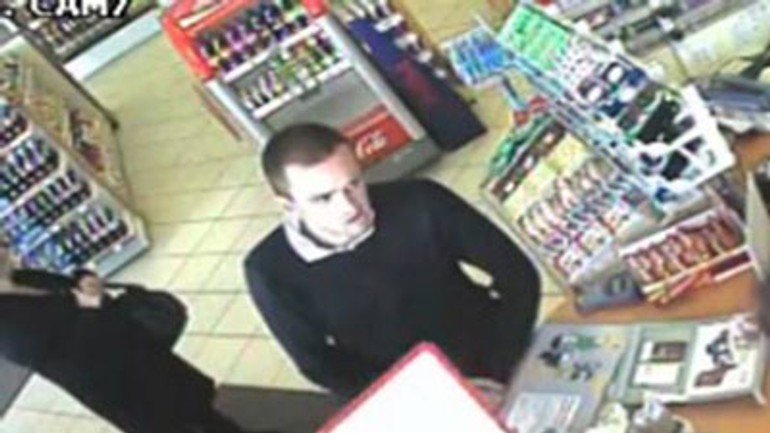 Hľadajú muža, ktorý chcel platiť cudzou kartou - Pachatel2