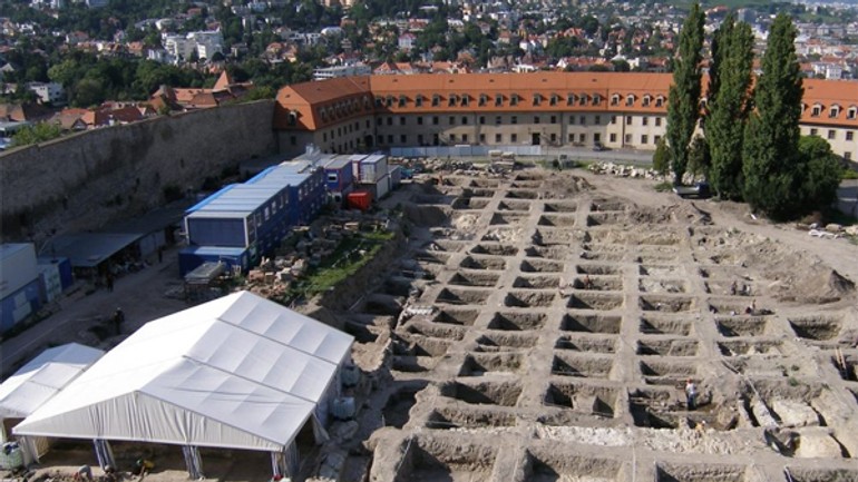 Naozaj si chceme na hradnom kopci zakryť unikátne antické pamiatky? - hrad_vyskum2