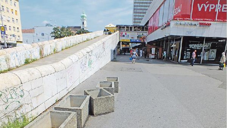 Staré kvetináče neodpratali, pár týždňov z nich boli smetné koše - tesco