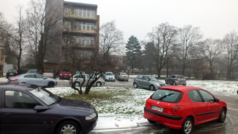 Parkovisko pri škole zabrali cezpoľní, sťažujú sa vodiči na svrčej ulici - svrcia_parkovanie