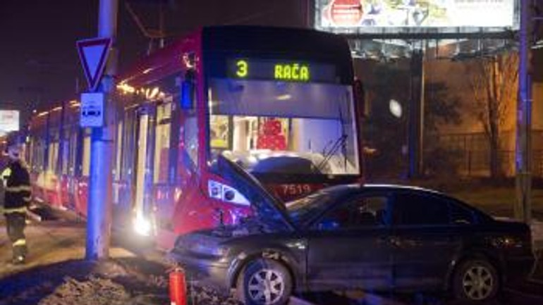 Na račianskej ulici sa zrazila električka s osobným autom - nehoda_28012016