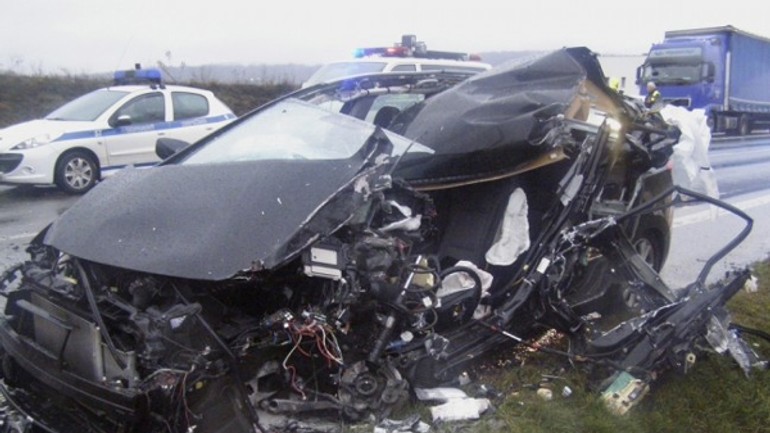 Muž pri predbiehaní narazil do autobusu mhd - nehoda_21012014_1