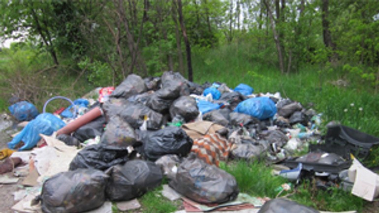 Z čiernych skládok v petržalke odviezli vyše 433 ton odpadu - skladka