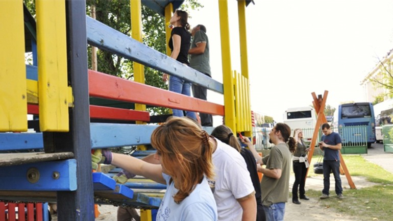 Dobrovoľníci opravujú staromestské detské ihriská - Fajnorovo1