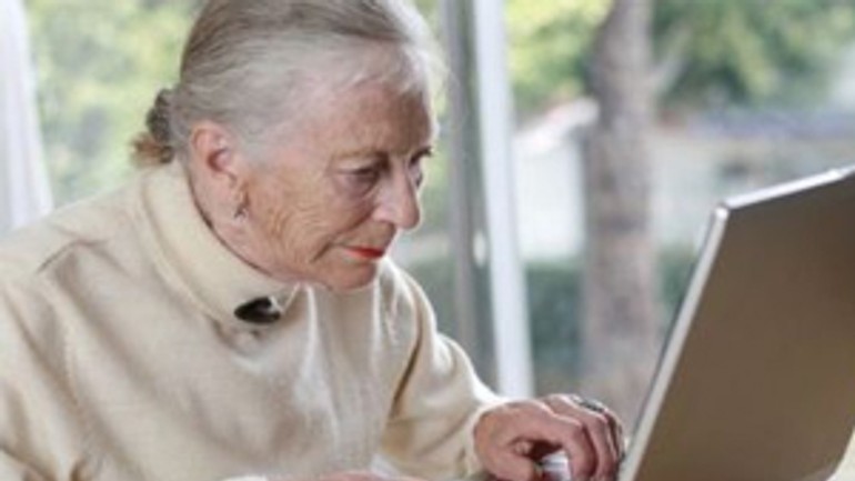 Seniori sa učia pracovať s počítačmi - senior_PC