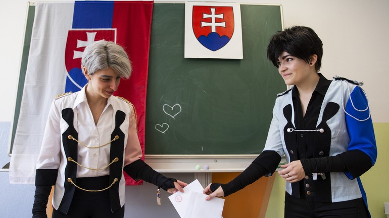 Voličky v kostýmoch vo volebnej miestnosti na ZŠ Nevädzová