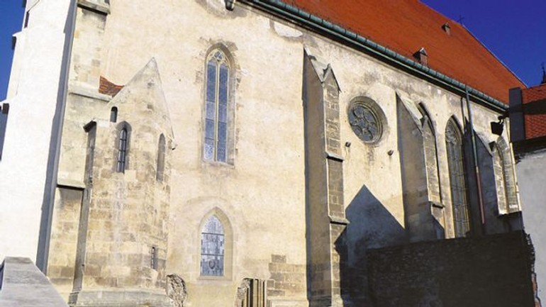 Rozetové okno dómu smeruje na juh - Pamatnik1