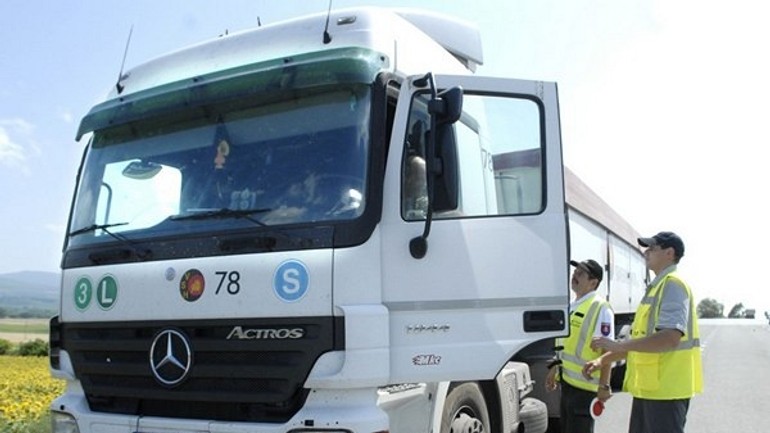 Po hádke vodičov nákladiakov museli agresívneho bulhara spacifikovať policajti - Kamion