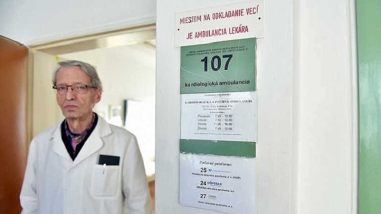 Ohrozené ambulancie v karlovej vsi nezaniknú - Frešo Zachránili sme ambulancie v Karlovej Vsi (1)