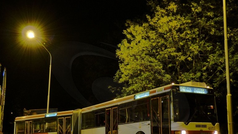 Dievča s bicyklom nechal vodič autobusu mhd uprostred noci na zastávke! - Nocak N31