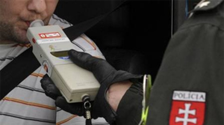 Viacerí vodiči skončili cez víkend pre alkohol v cele - policia_tester