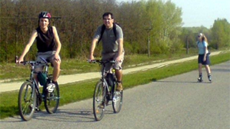 Na dunajskej hrádzi je v lete čulý ruch - hradza_cyklisti