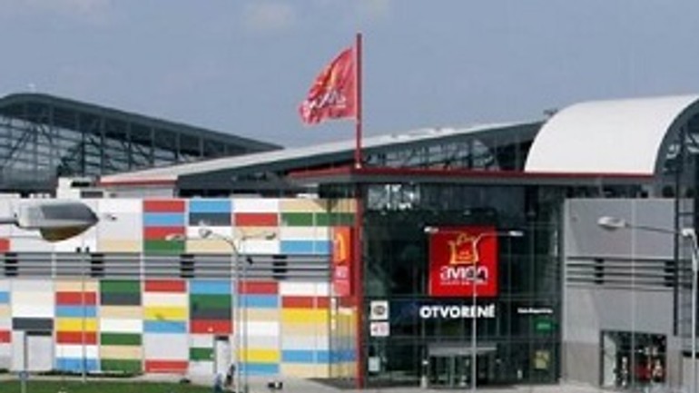 V nákupnom centre  ukradli tašku s 35-tisíc eurami. tu je popis poozrivých - avion