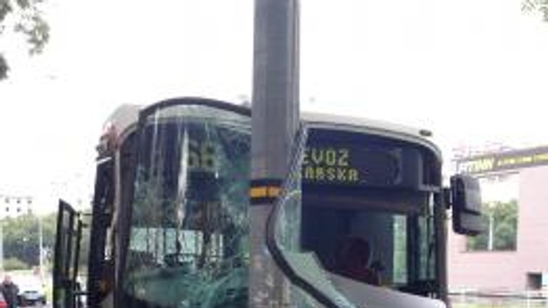 Na záhradníckej havaroval autobus, 12 ľudí je zranených - Havaria autobus