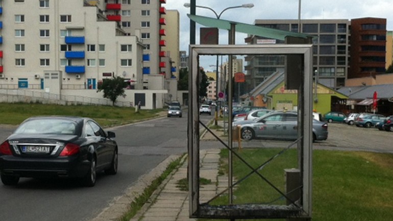 Rozbitú búdku odstráni samospráva na vlastné náklady - Budka2