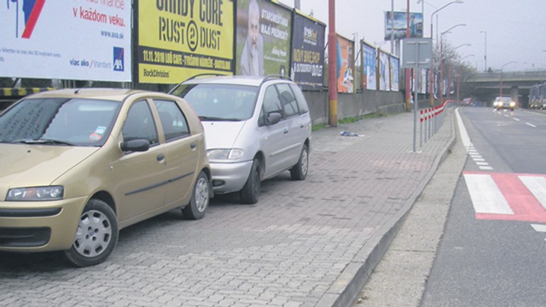Na zastávke vodiči parkujú priamo na chodníku - Lafranconi1