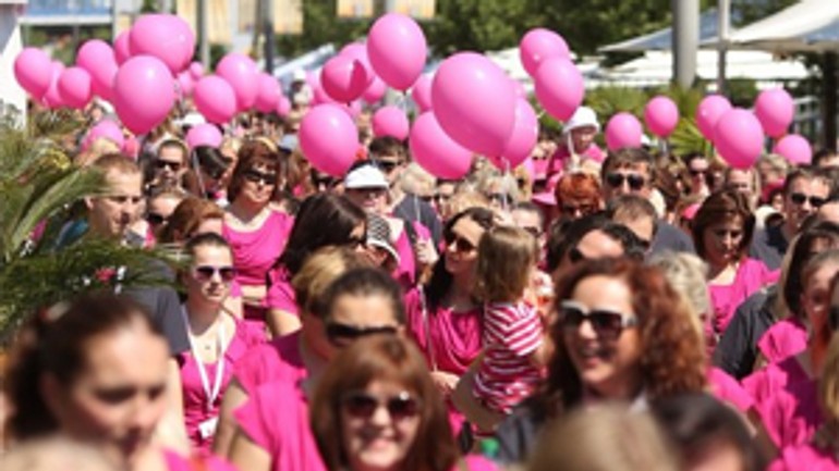 Na pochod proti rakovine prsníka prišlo vyše 5000 ľudí - avon_pochod2