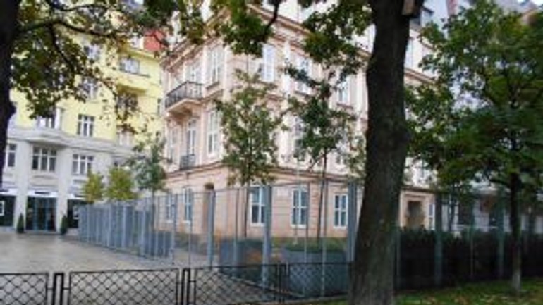 Kauza plot pri ambasáde usa: nechajte si iba stĺpiky, odkazuje borguľa - plot2