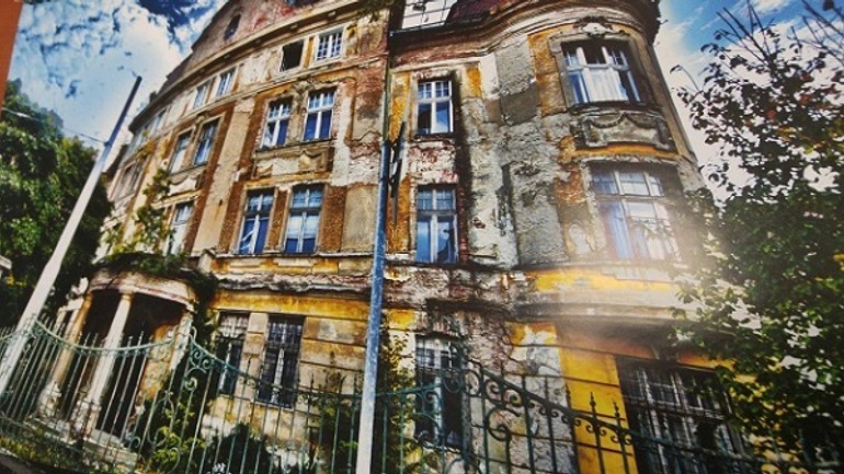 V starom meste chátrajú historické budovy, zachytil ich nový kalendár - Smutna nostalgia