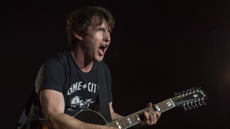 James Blunt počas koncertu v bratislavskom NTC