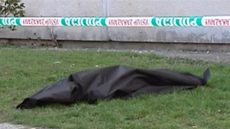 Pod oknami bytovky na holíčskej našli mŕtvu ženu - mrtvola_policia