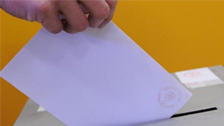 V prieskumoch vedie kňažko pred ftáčnikom - volby_urna3