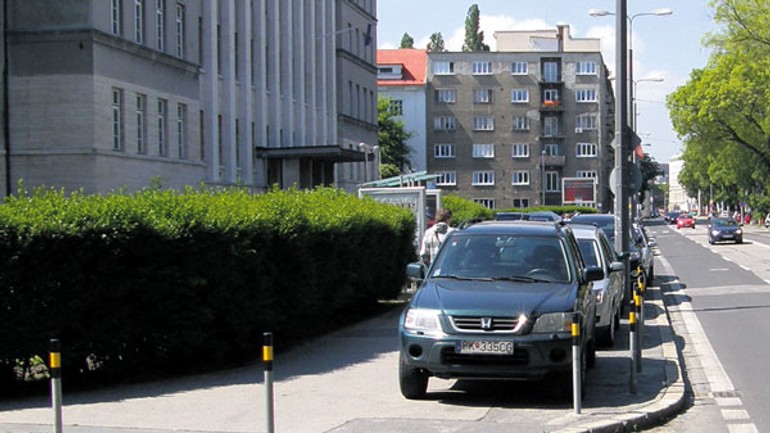 Na záhradnícku dali stĺpiky, jeden však vytrhli a autá zostávajú na chodníku - Zahradnicka1