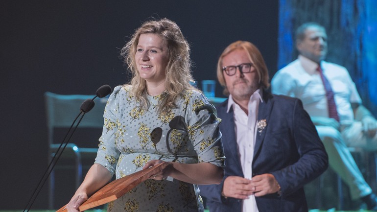 Držiteľka Ceny za najlepšiu réžiu Júlia Rázusová počas slávnostného ceremoniálu Dosky 2018