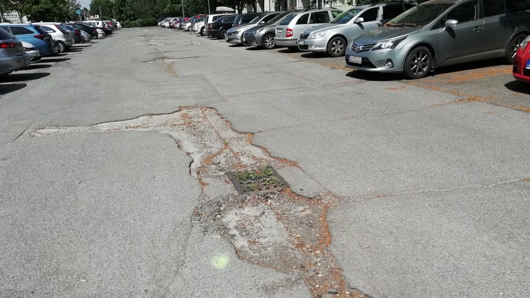 Kanál na parkovisku pre obyvateľov Súmračnej 12. júna 2018