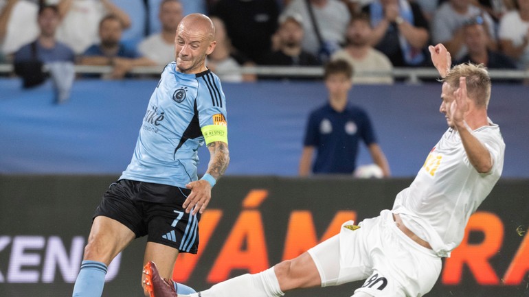 Kapitán Vladimír Weiss a Egor Sorokin bojujú o loptu