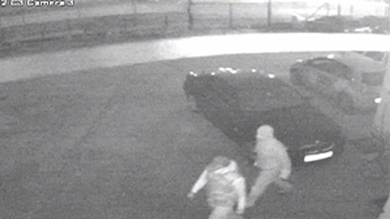 Policajt s komplicami vykradli autopožičovňu na vajnorskej - Zlodeji vajnorska