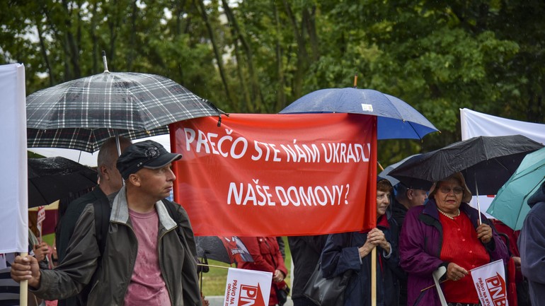 Demonštrácia občianskeho združenia Právo na bývanie pred Úradom vlády SR 1. septembra 2018