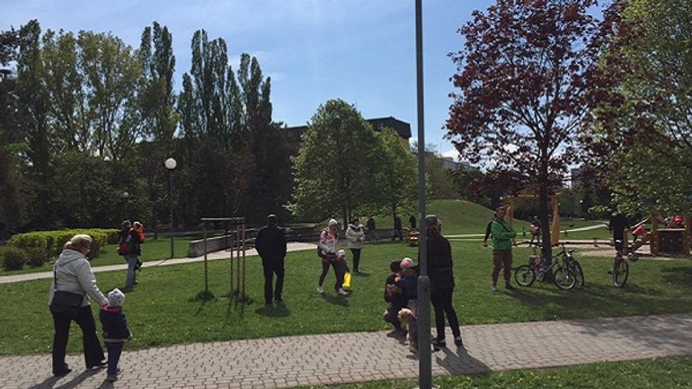 Foto a video: v ružinove hľadali v parku vajíčka - hladanie vajicok ruzinov