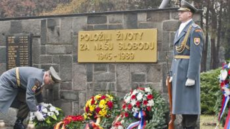 Gašparovič, gajdoš i politickí väzni. vo vrakuni položila vence zaujímavá spoločnosť - gajdos2