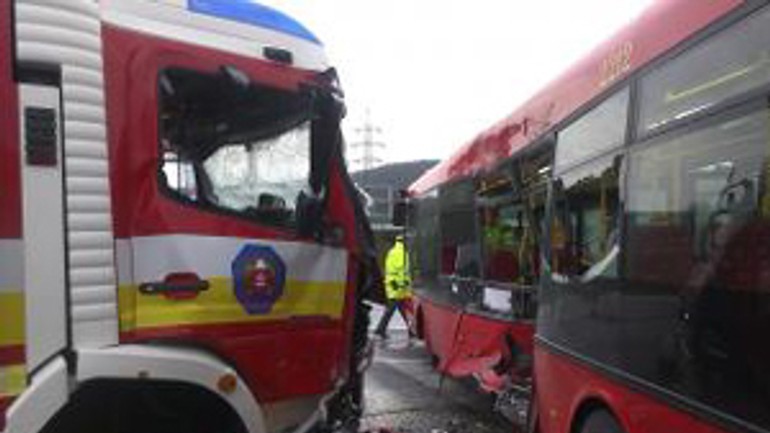 Dpb prešetruje okolnosti zrážky autobusu s hasičským autom - havaria_bus_hasici2