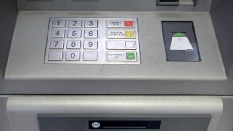 Našiel v bankomate 400 eur a nechal si ich - bankomat