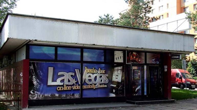 Na nejedlého ulici lupič v utorok prepadol herňu - herna_nejedleho