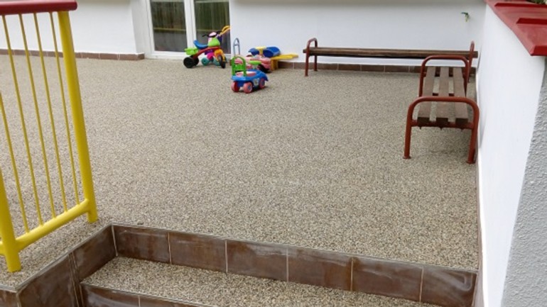 Ružinov vynovil terasy detských jaslí - po