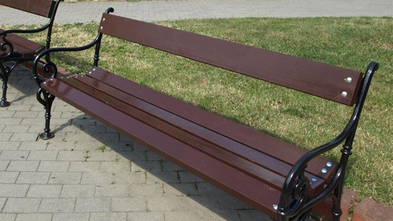 Pod mostom snp pribudlo 13 nových lavičiek - lavicka