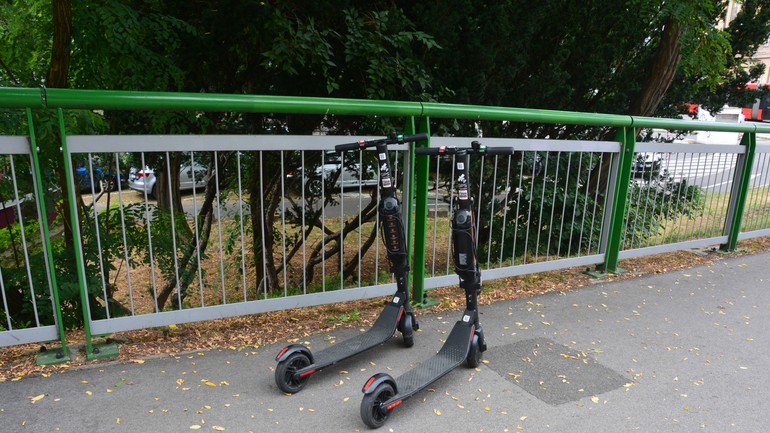 Zaparkované zamknuté kolobežky MINT