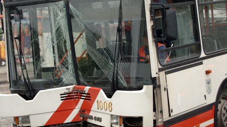 V rači sa zrazili auto, sanitka a autobus mhd - havaria_bus