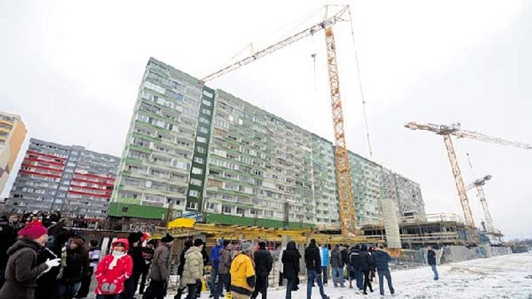 Petržalčania vytvorili živú reťaz proti „nafúknutej“ stavbe - jasovska1