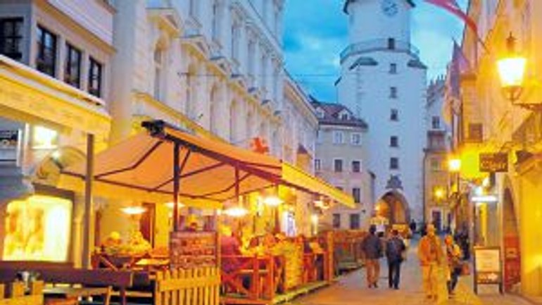 O otváracích hodinách podnikov v starom meste sa bude opäť rokovať - michalska_terasy