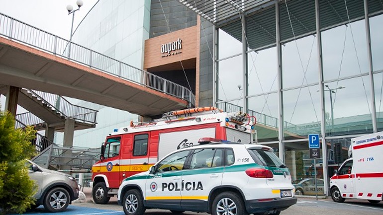 Opäť niekto nahlásil bombu - policajti evakuovali nákupné centrá - Aupark