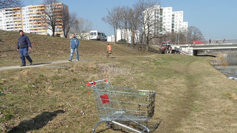 Z chorvátskeho ramena odvážajú denne vlečku odpadu - Chorvatske1