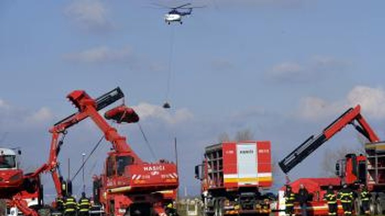 Hasiči predstavili v čunove novú protipovodňovú techniku - hasici_cvicenie