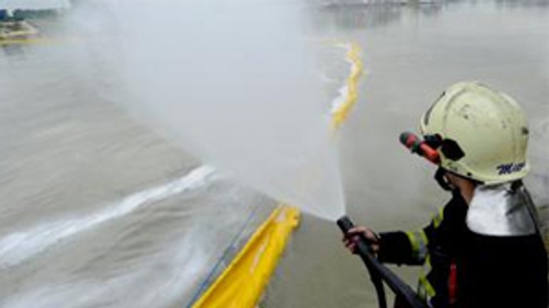 Pri južnej časti prístavu hasiči v piatok likvidovali ropnú škvrnu - hasici_ropa