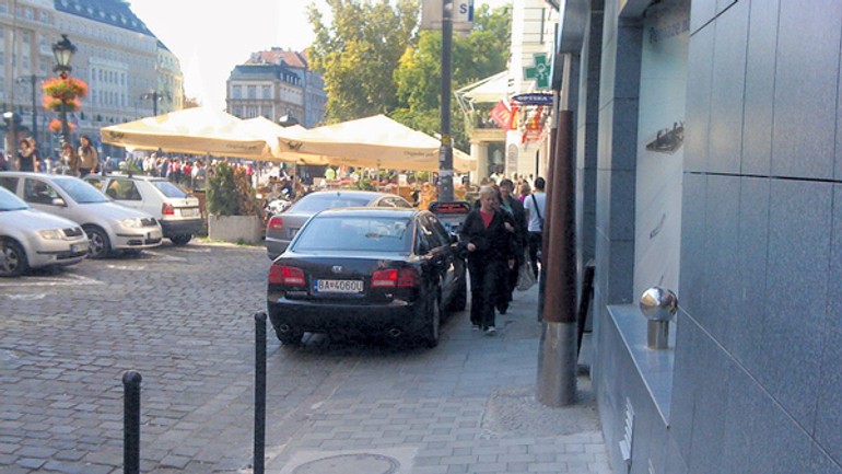 Na gorkého ulici samospráva opravila chodník - Gorkeho1