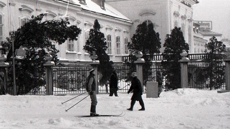Presne pred 30 rokmi zažila bratislava najväčšiu snehovú kalamitu - Kalamita1987-lyžiar
