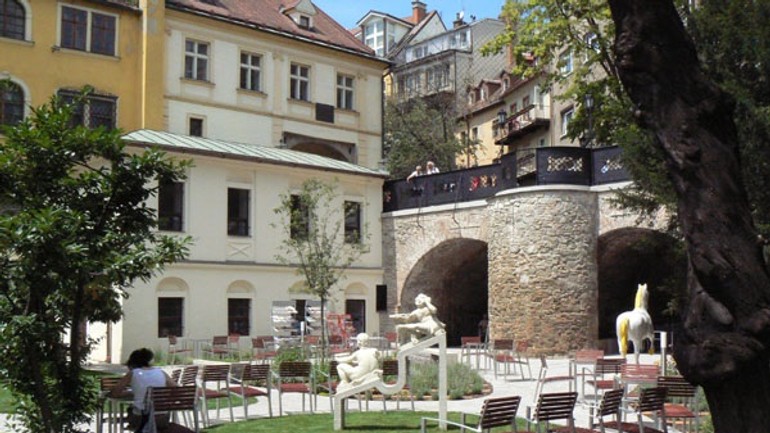 Bratislavčania dnes môžu spoznávať architektúru z čias márie terézie - lekaren u cerv raka citylife